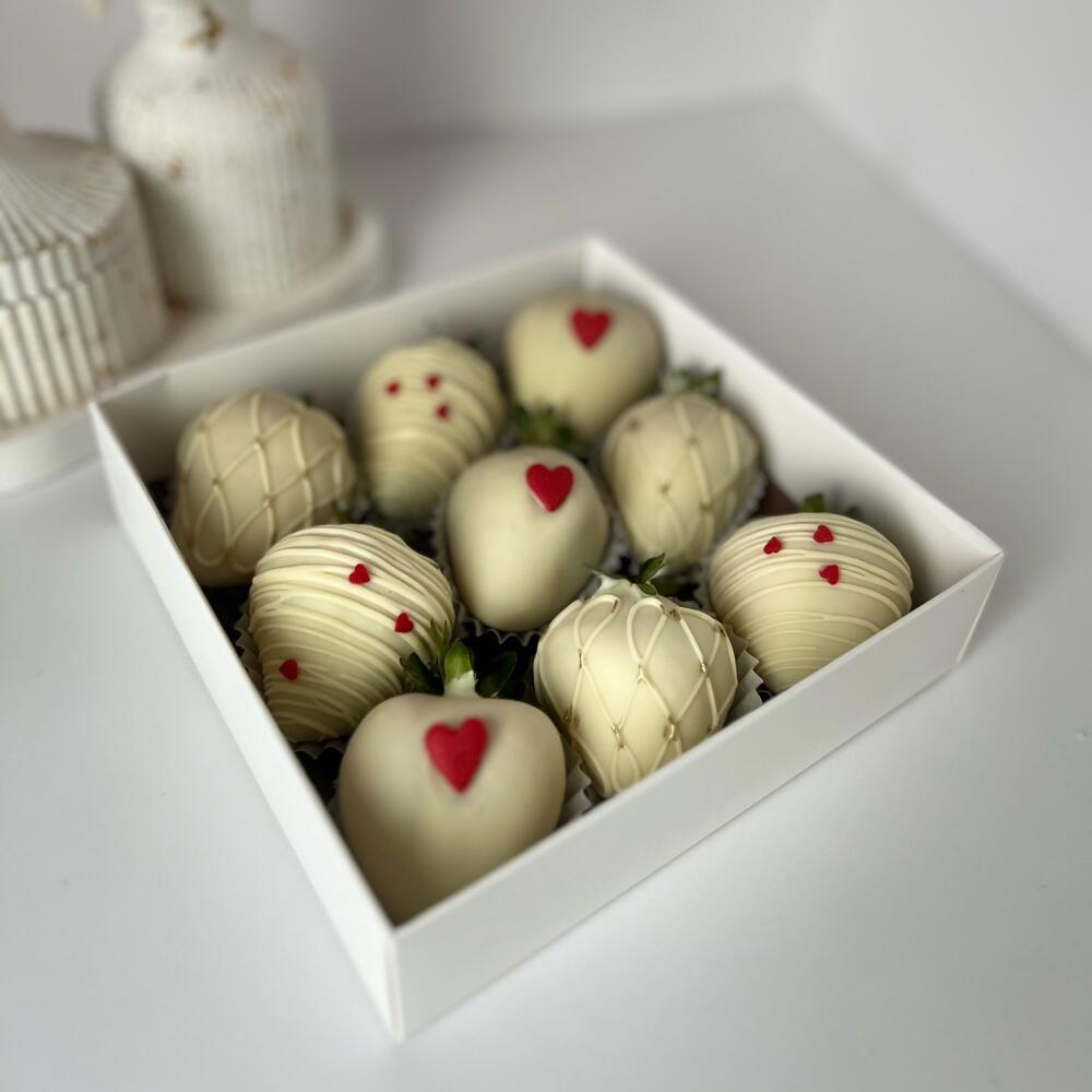 Клубника в белом шоколаде с сердечками