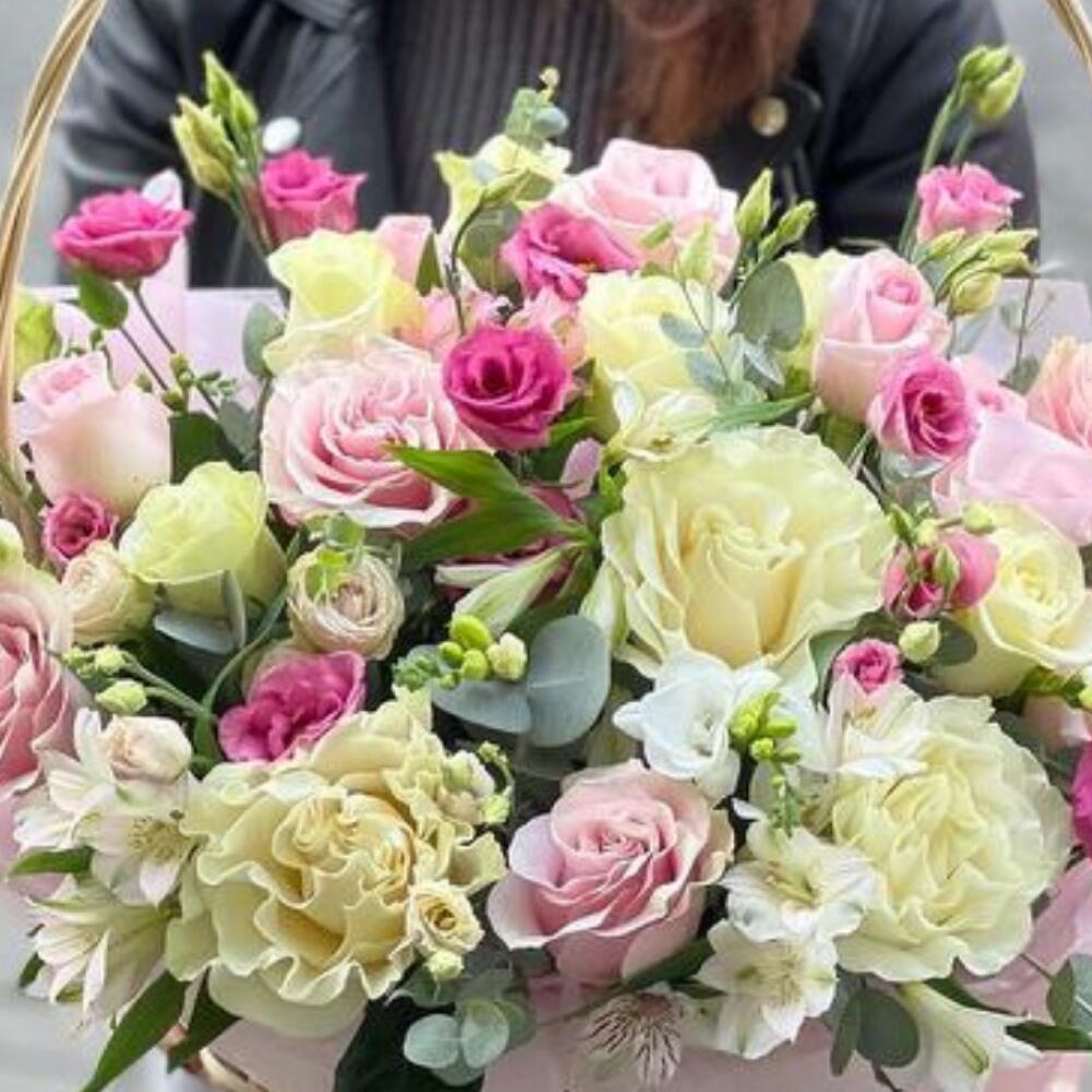Корзина с цветами «Камелия» из эустом, эвкалипта, роз, кустовых роз