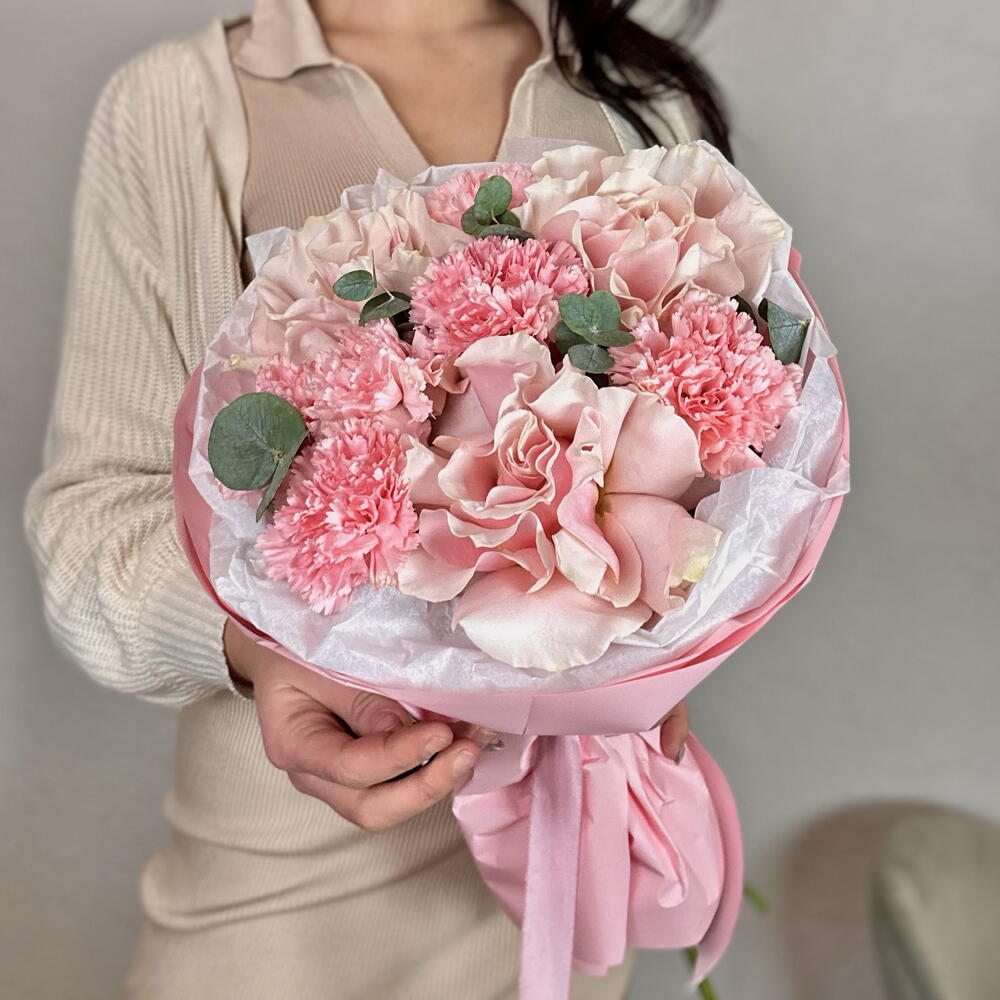 💗 Нежный поцелуй — букет из розовых роз и гвоздик