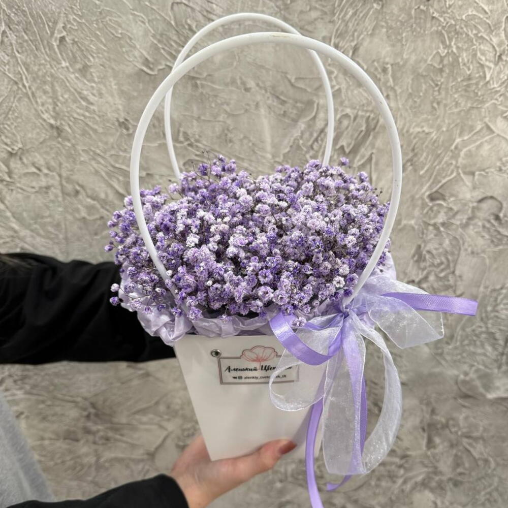 Композиция из фиолетовой гипсофилы