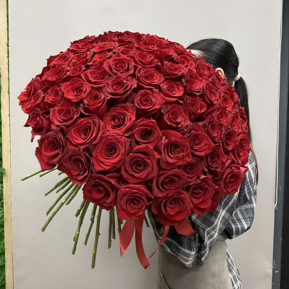 Большой букет из бордовой розы Экспловер 101🌹