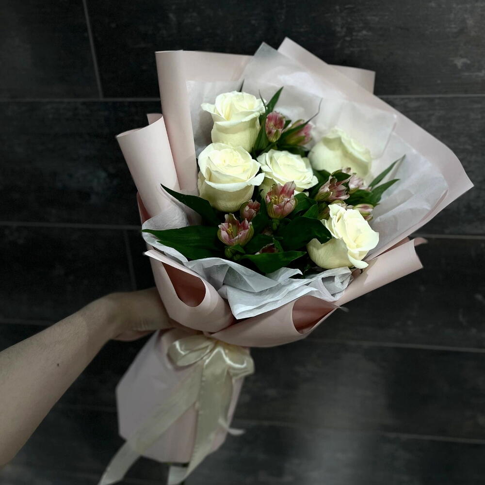 Букет роз и розовых альстромерий