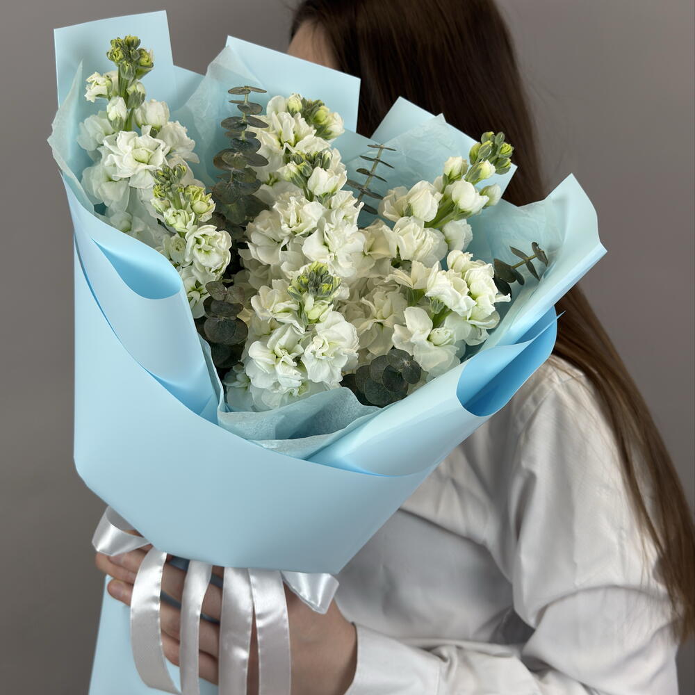 Букет из белой Маттиолы (Левкой) с эвкалиптом