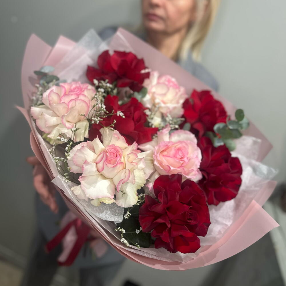 Букет французских роз с эвкалиптом и лимониумом