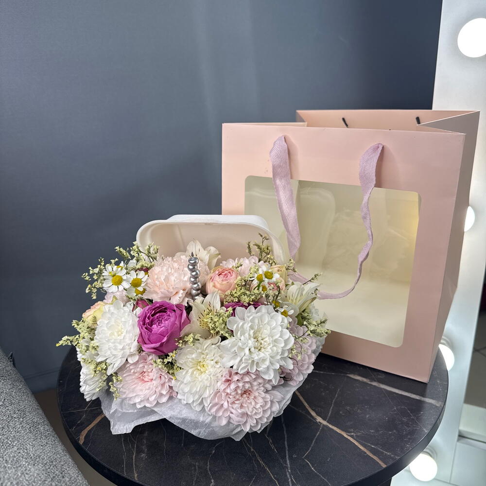 Бенто-Букет из цветов💐 из Кустовой Розы, Хризантемы Алтай и диантусов