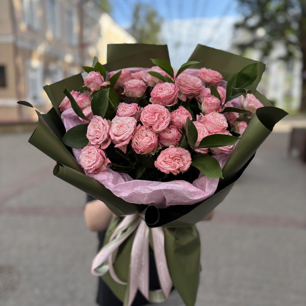 Букет «Стиль» из кустовых пионовидных роз и зелени