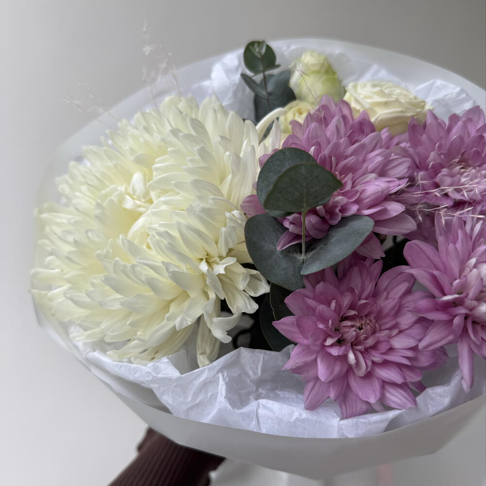 Комплимент из хризантем и кустовой розы ️‍🩹