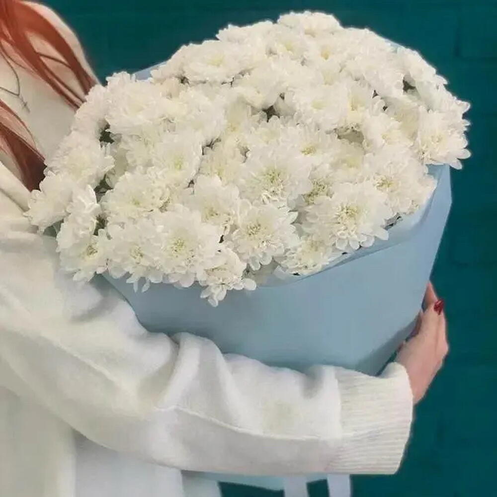 Букет из  15 белых кустовых хризантем
