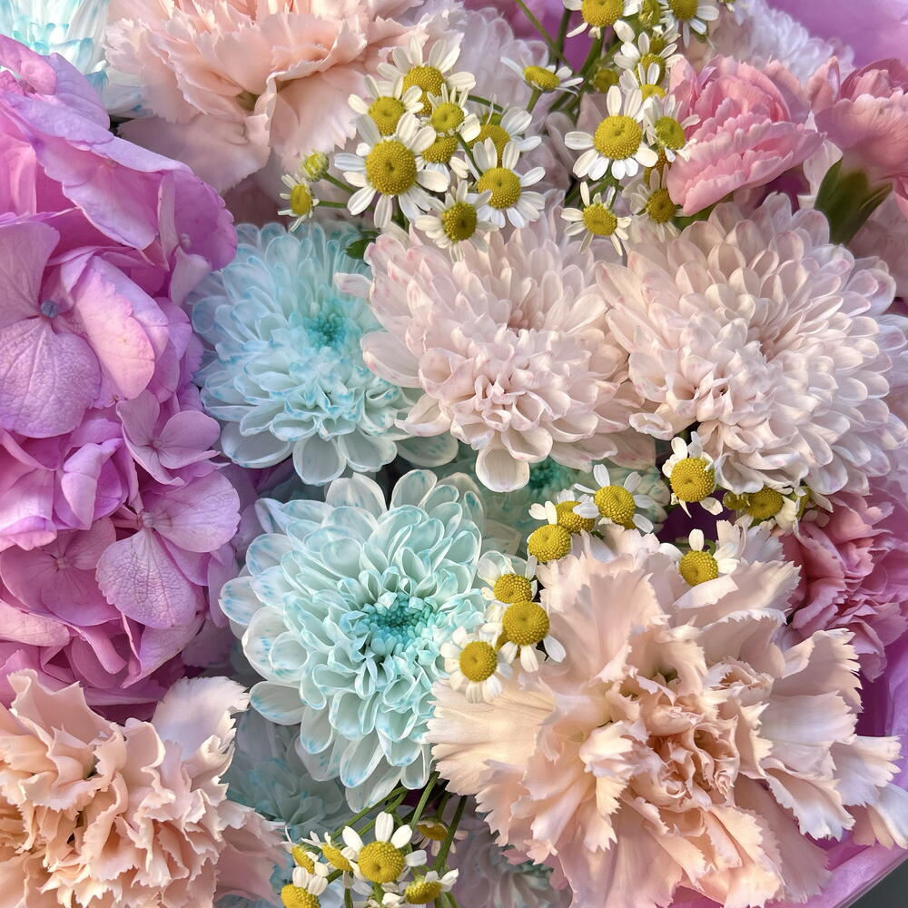 Дофаминовый букет «Бабл-гам»🍭🩵💕 с гортензией, хризантемой кустовой, диантусами, ромашкой, кустовыми диантусами