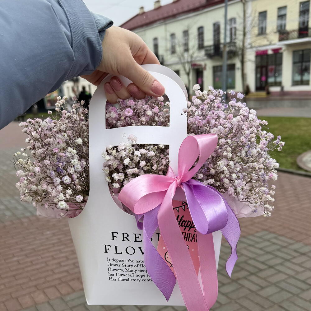 Композиция в сумочке с гипсофилой