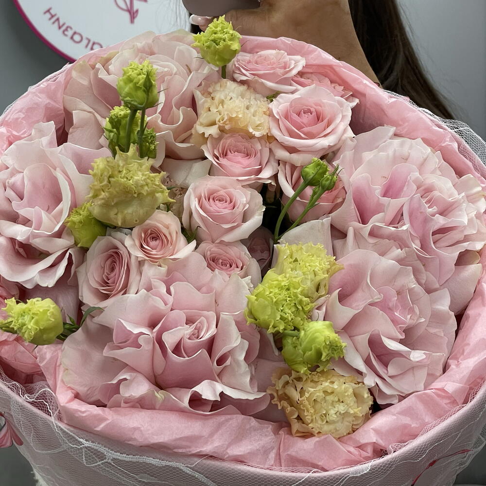 Букет с импортными розами и махровой эустомой в кружеве