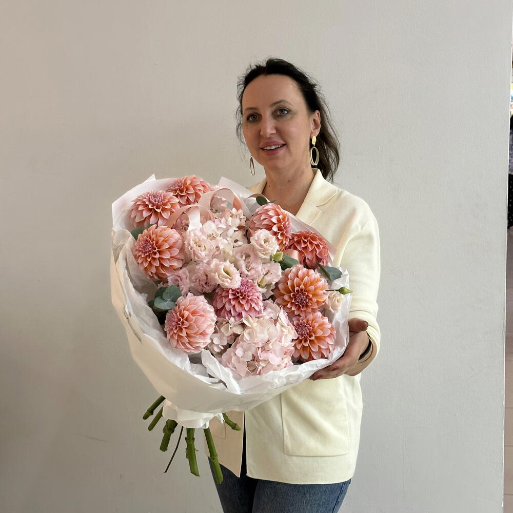 Букет с сезонными георгинами и гортензией