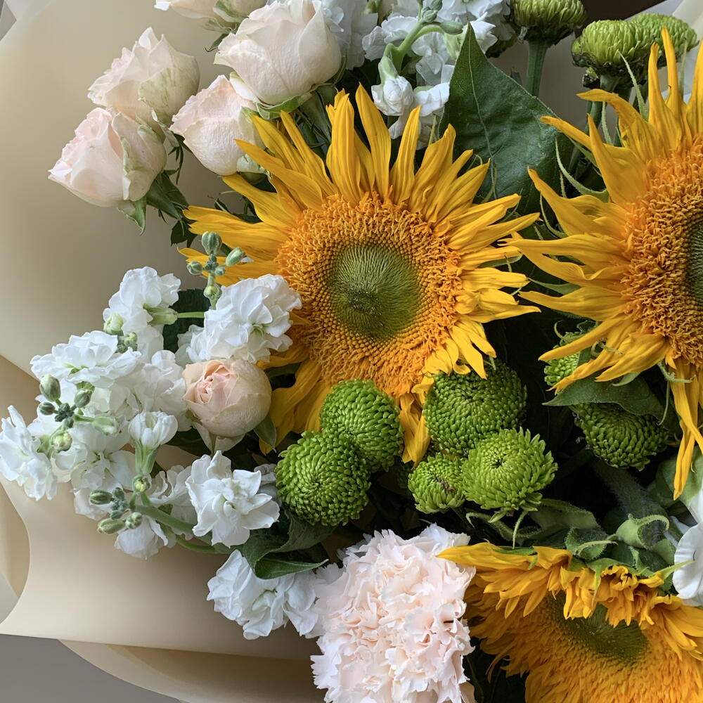 Букет «Подсолнухи» с гладиолусами и маттиолой💛
