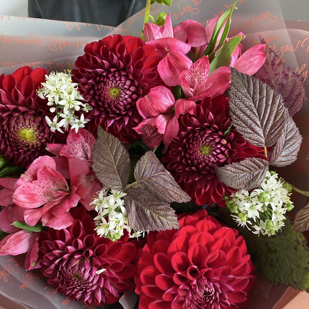 Ягодный букет с георгинами,альстромерией,аллиумом🌺