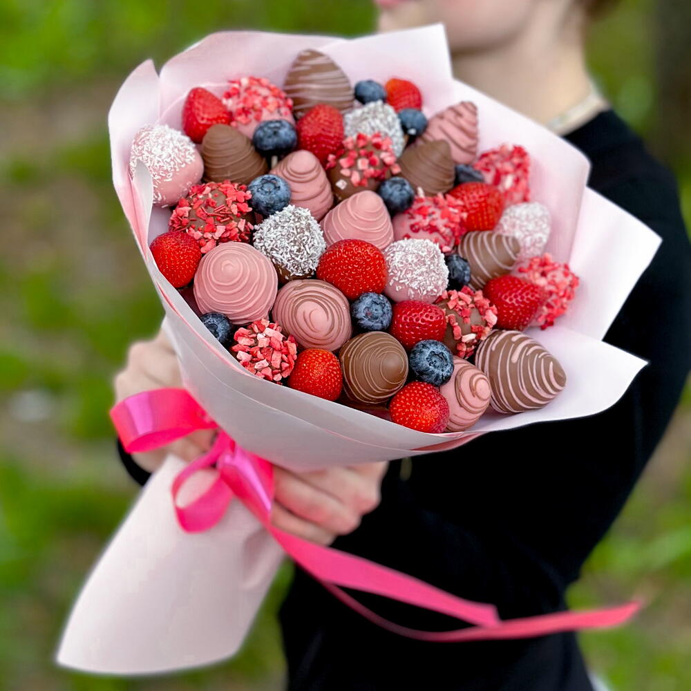 A bouquet of strawberries. Chocolate-covered strawberries. Gift set 037. Leora-chocolate
