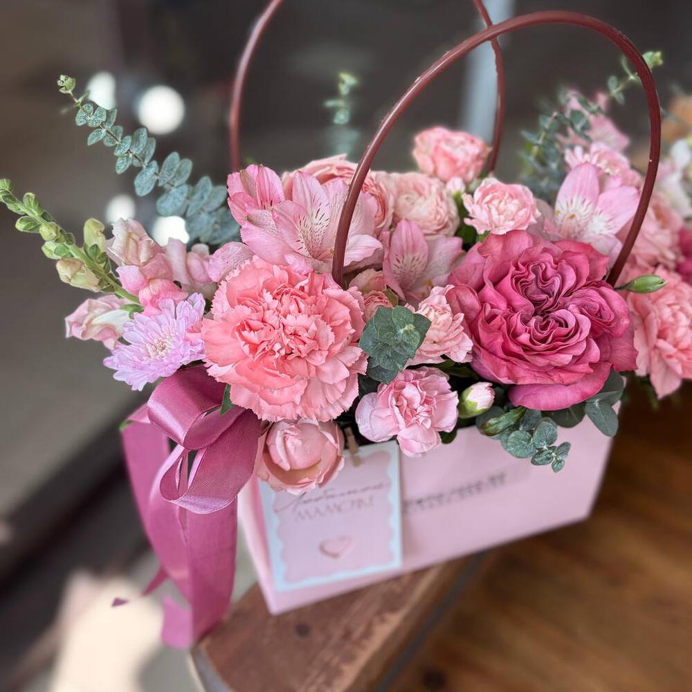 Композиция из пионовидных роз💕