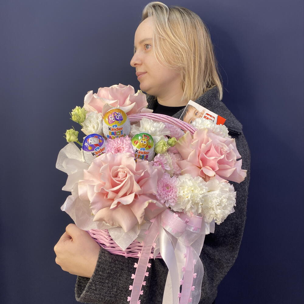 Корзинка «Киндер зефир 🍬» с французской розой, диантусами, хризантемой, эустомы и киндером