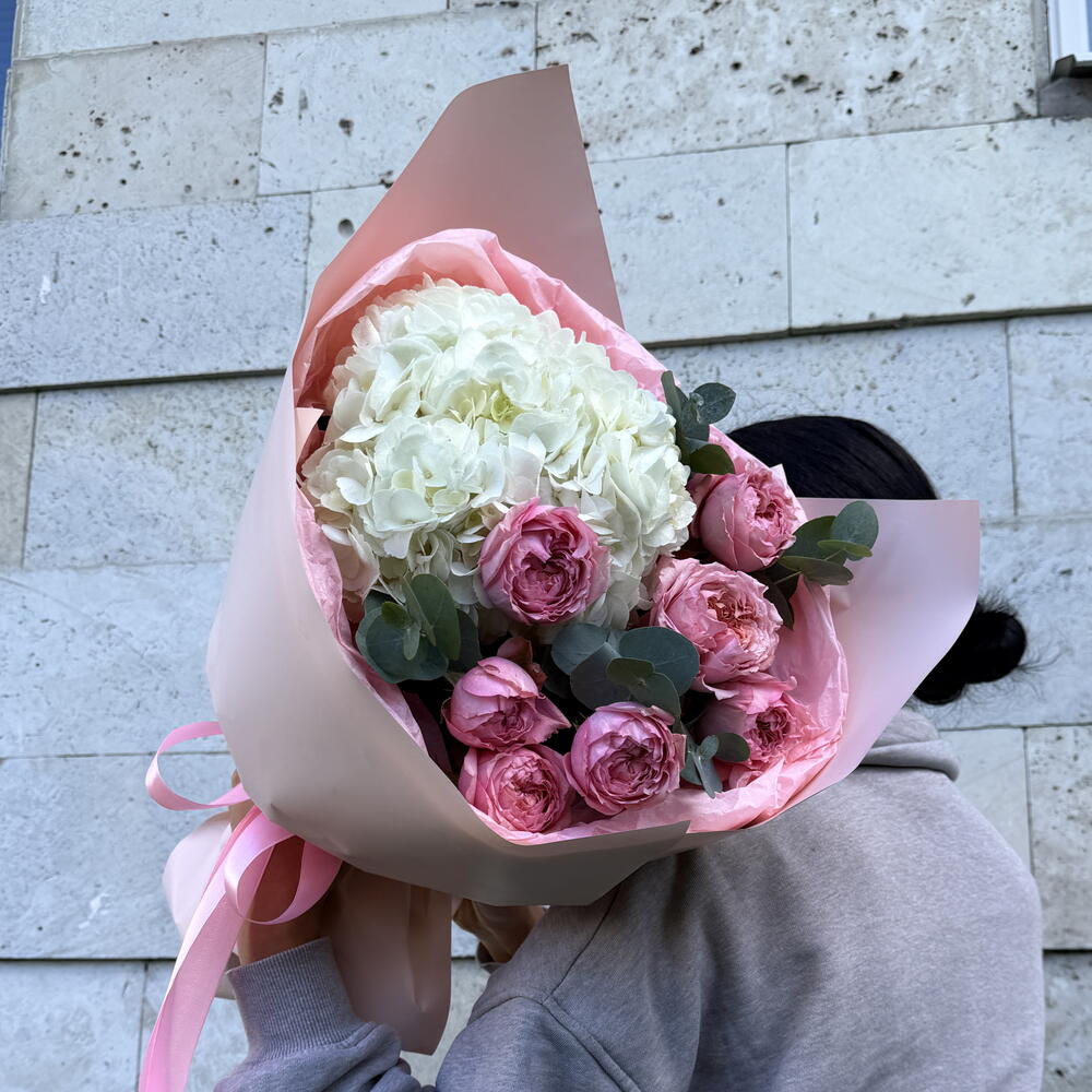 Букет «всё для тебя» в составе гортензия, кустовая Роза Джульетта, эвкалипт