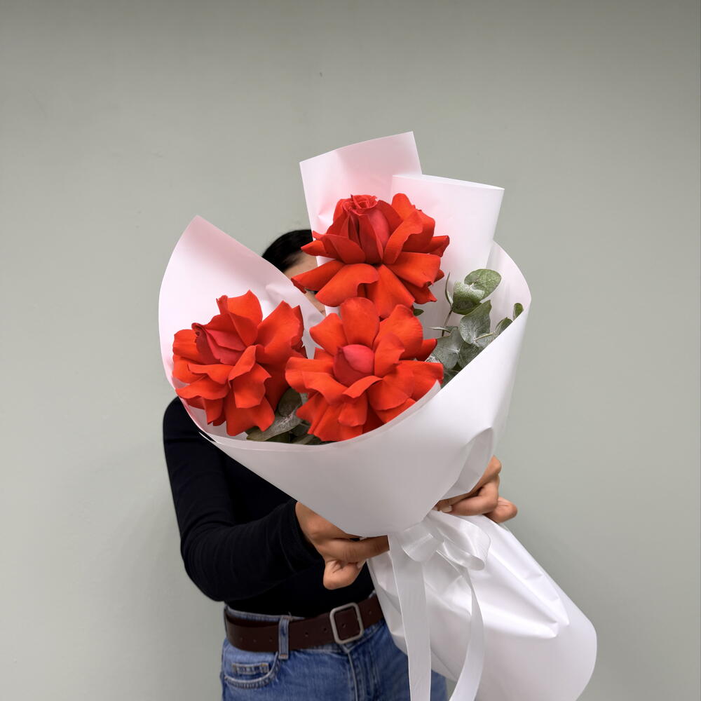 🌹 «Три розы Нина и эвкалипт: лаконичная элегантность»