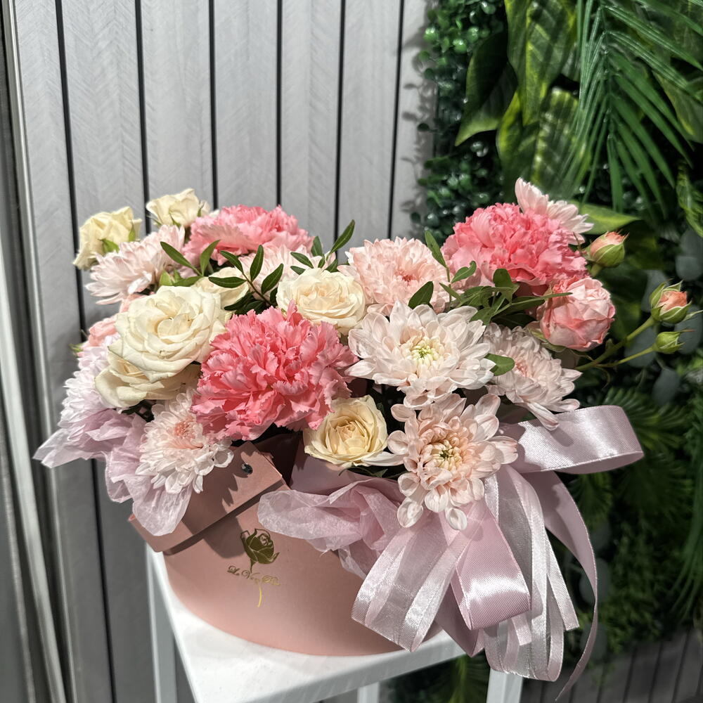 Композиция с диантусами и кустовой розой 77005