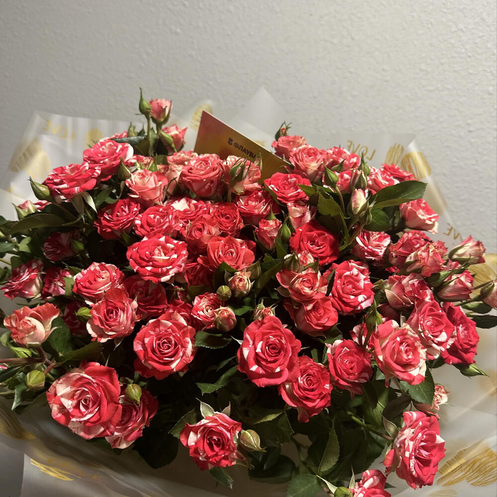 Букет ярких кустовых роз
