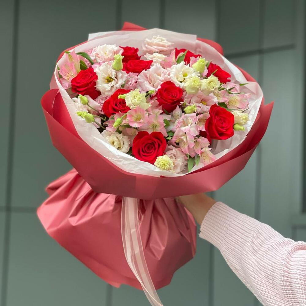 Bouquet of embracing feelings of roses, alstroemeria and eustoma