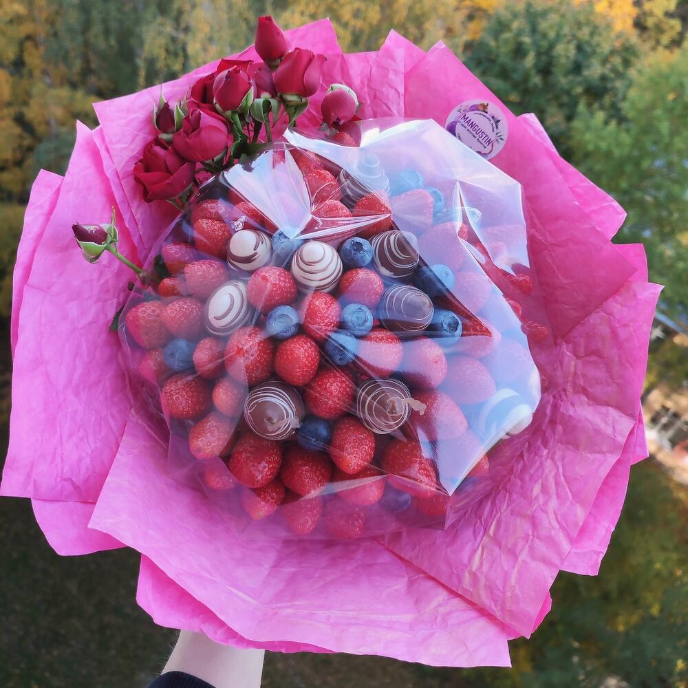 Клубника в шоколаде с цветами, Цветы и подарки в Санкт-Петербурге ...