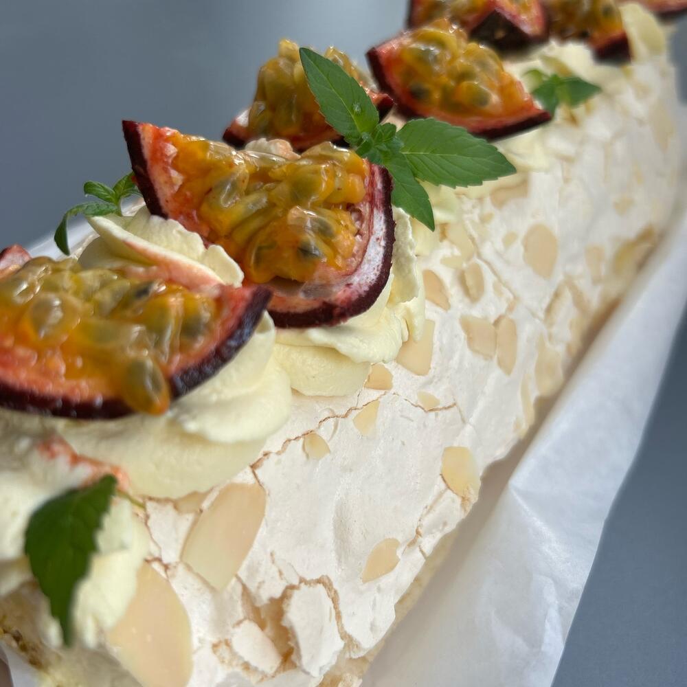 Меренговый рулет «Манго-маракуйя»