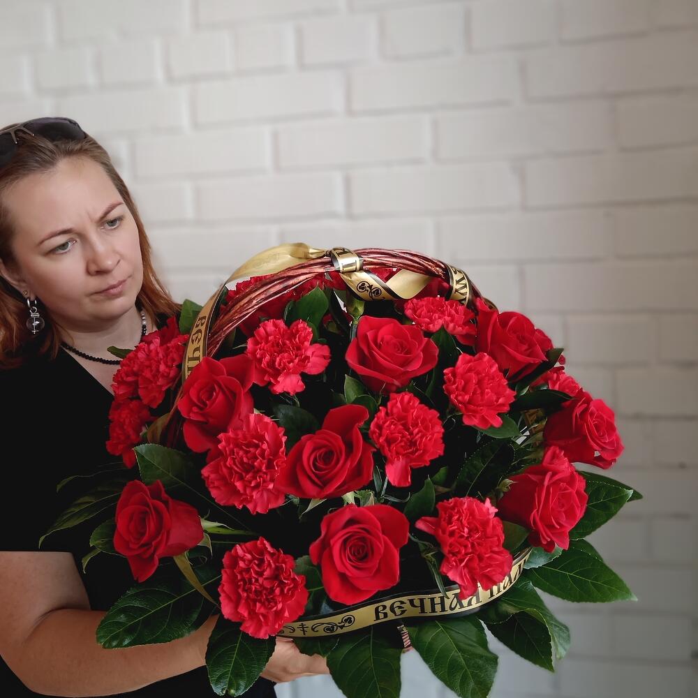 Траурная корзина с розами и гвоздиками