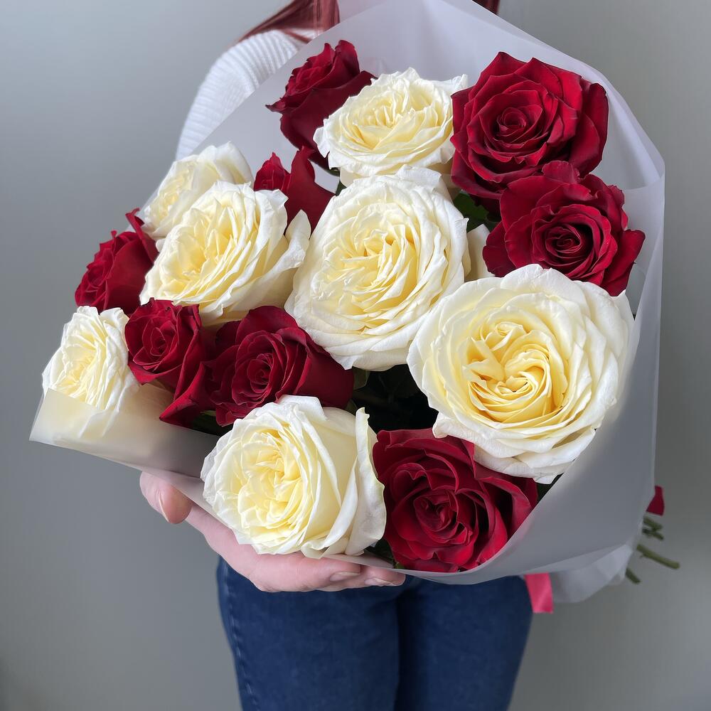 15 пионовидных роз