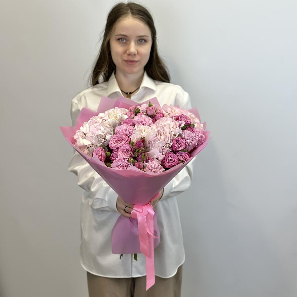 Авторский букет Вдохновение с пионовидными кустовыми розами и гортензиями