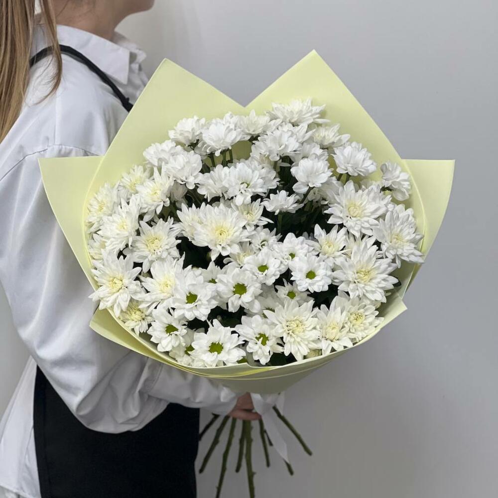 Букет из махровых хризантем и ромашек