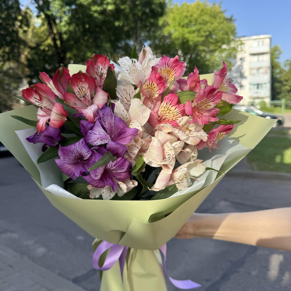 Букет из 5 разноцветных альстромерий