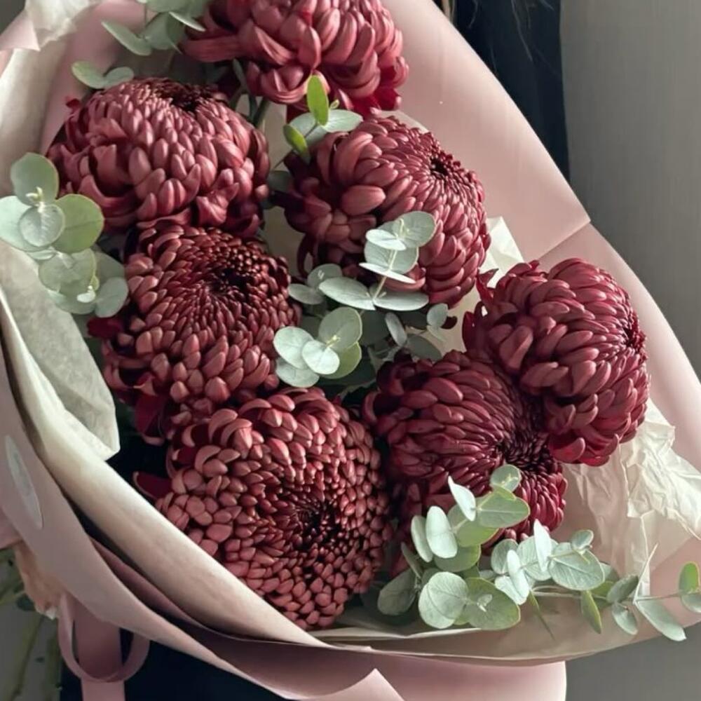 Букет «Бигуди» из ТОПовых хризантем и ароматного эвкалипта 🌷