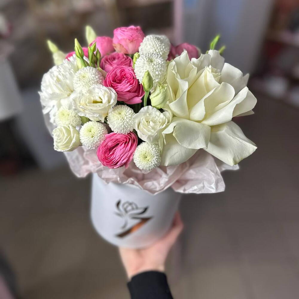 Композиция "Без повода" из кустовых роз, французской розы, эустомы и диантусов