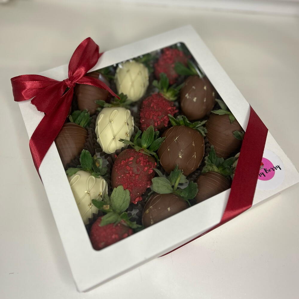 Клубника в белом и молочном шоколаде 16 шт