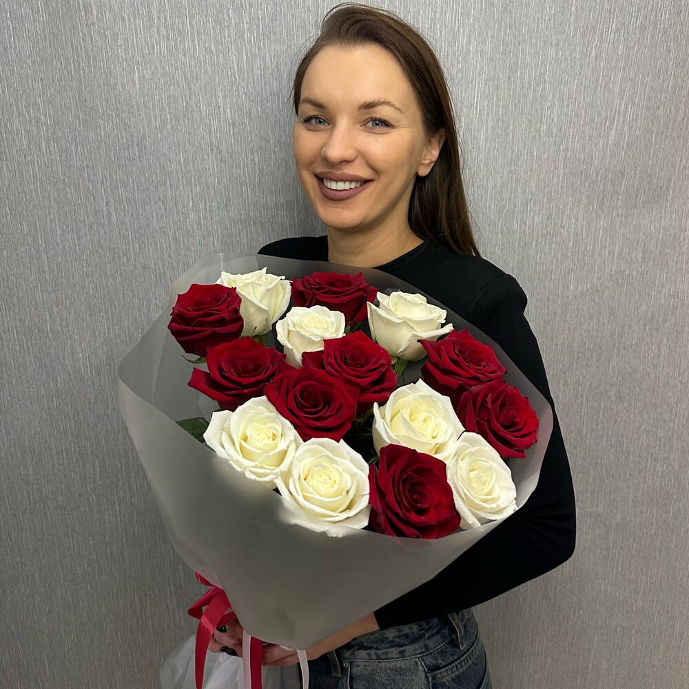 Букет из 15 белых и красных роз Эквадор 60см