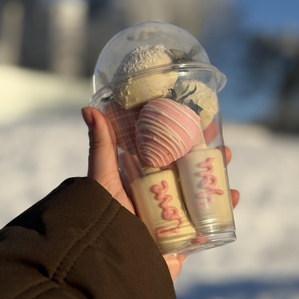 Клубника в шоколаде + цветы