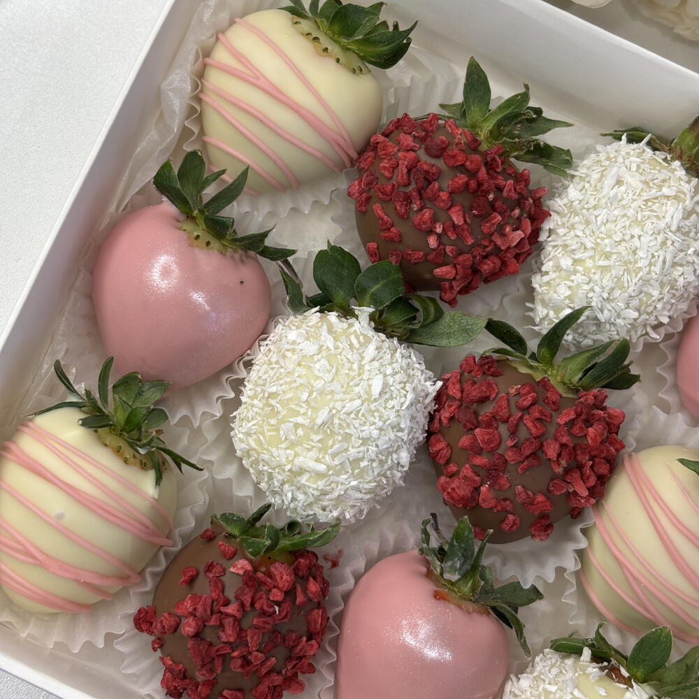 Клубника в шоколаде «ассорти вкусов»+ подарок от Vivienne Sabo — румяна MACARON