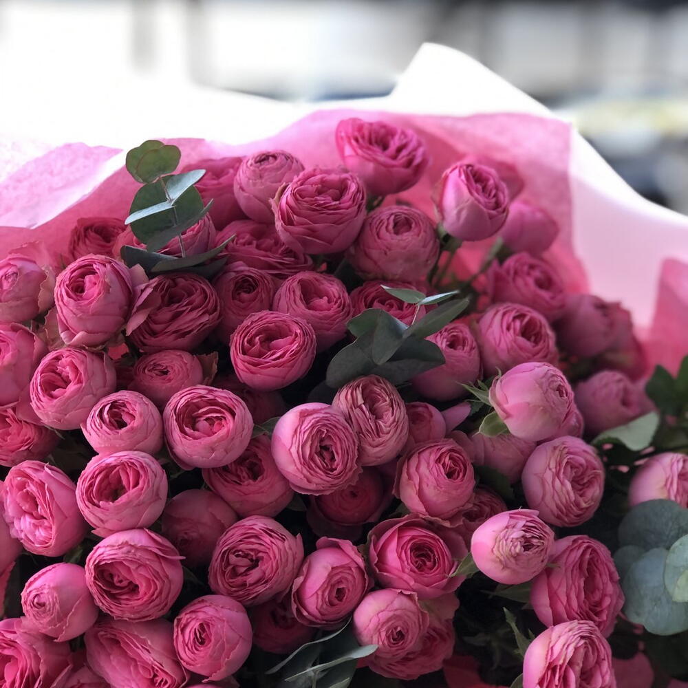 Букет Pink Boss из 15 кустовых роз сорта Жизель с эвкалиптом