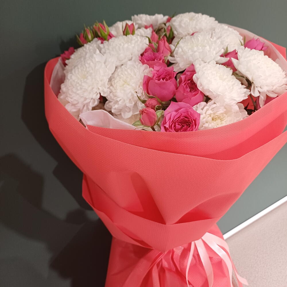 Микс букет из хризантем и кустовых роз