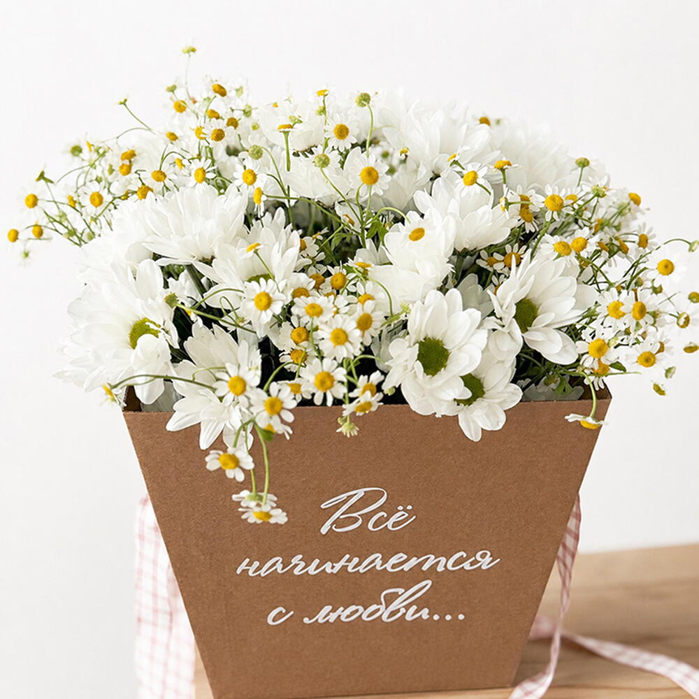 Цветы в коробке "Все начинается с любви..."