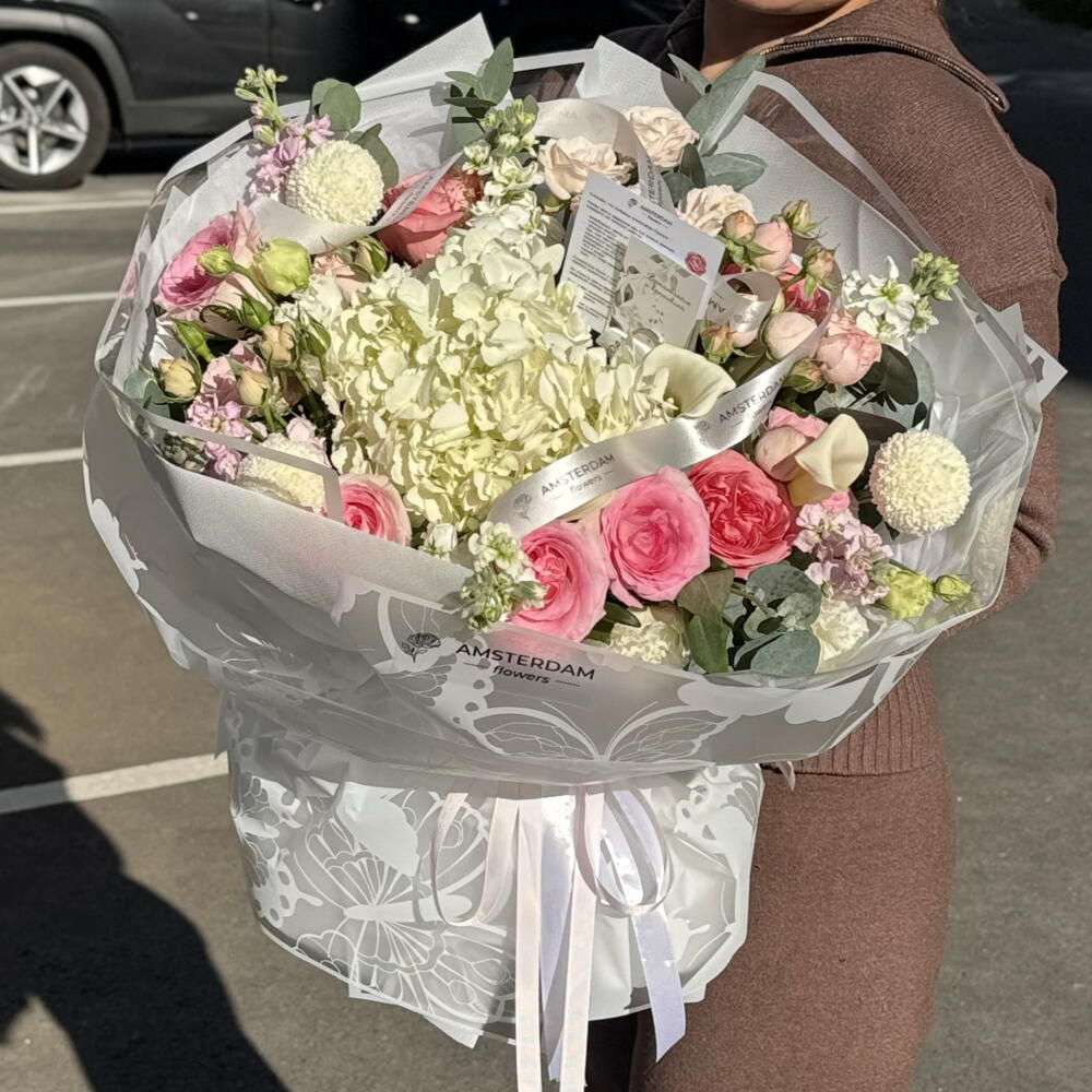 Роскошный букет с каллами, кустовыми розами, пионовидной розой, гортензией