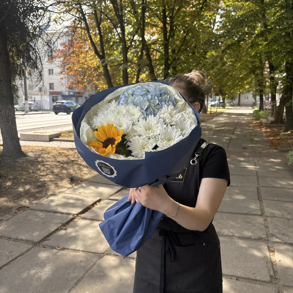 Букет с подсолнухом и гортензией