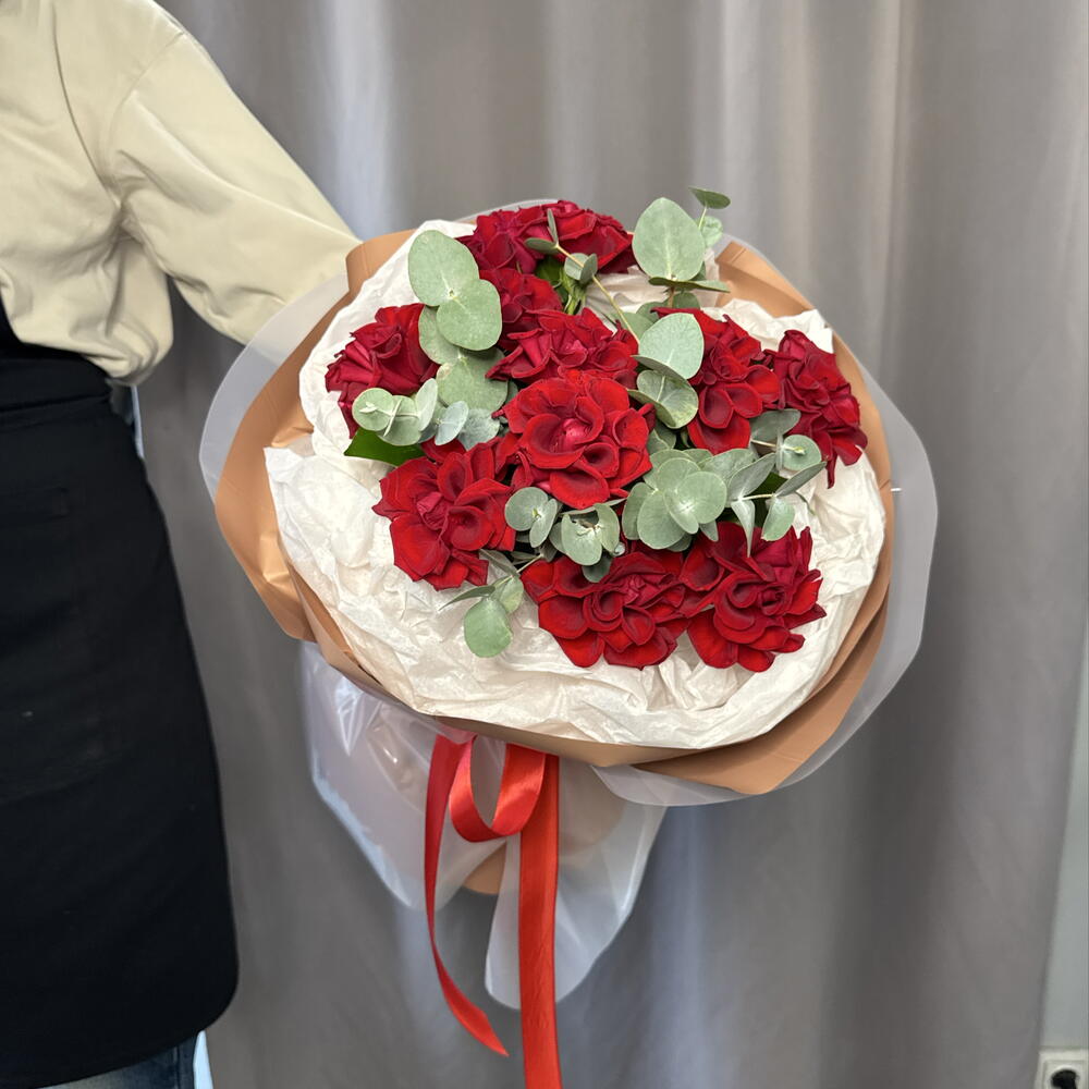Красные французские розы (15 шт) с эвкалиптом