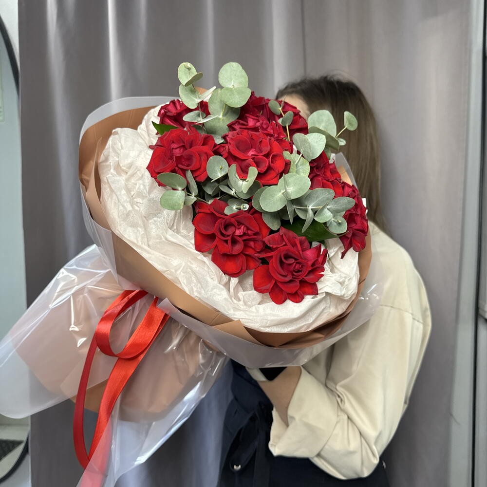 Красные французские розы (15 шт) с эвкалиптом