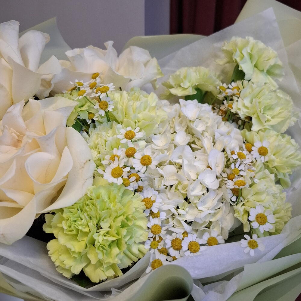 Букет с гортензией, розами и диантусами (05408)
