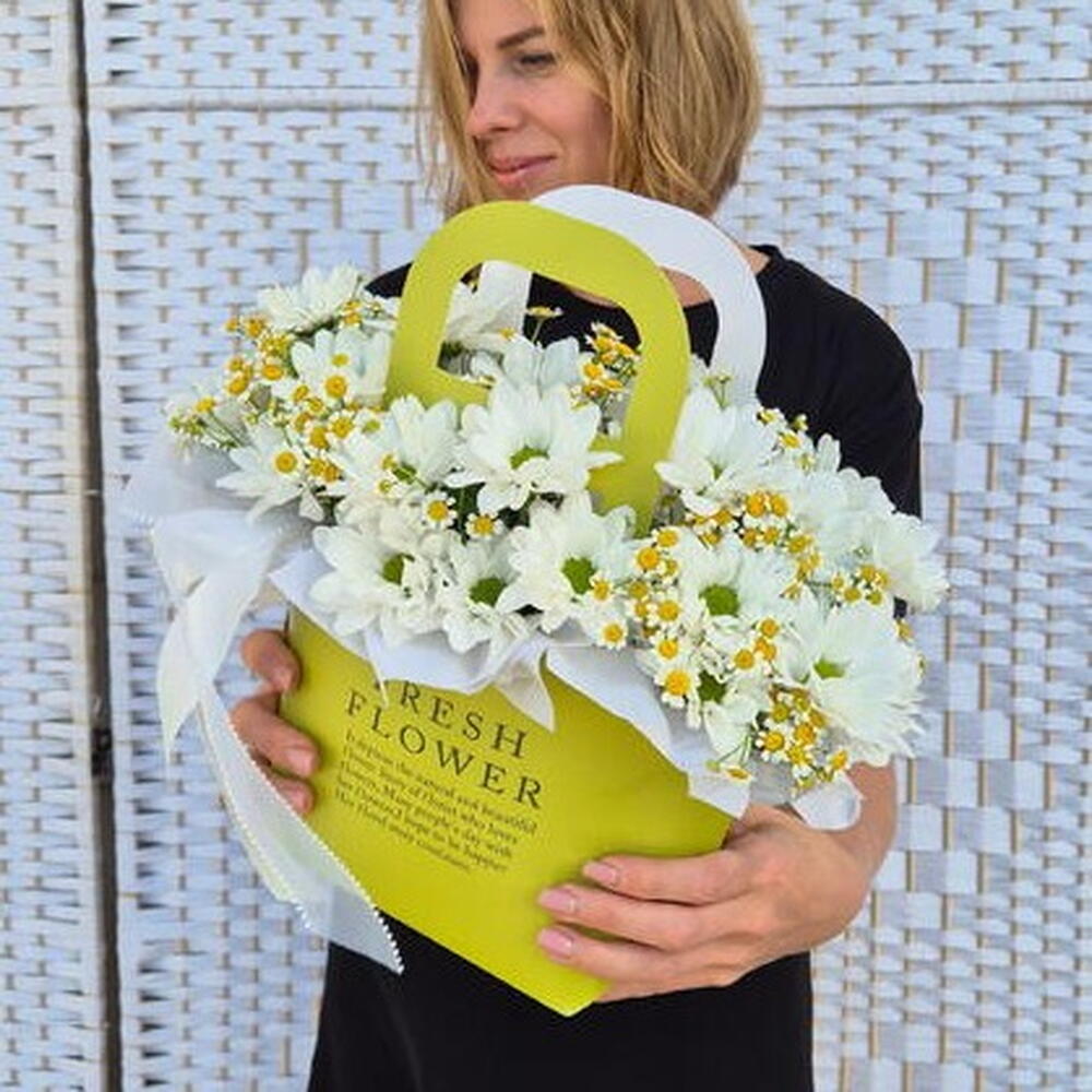 Ромашки, а значит -счастье 🌼 ( хризантема ромашковая и ромашка матрикария в сумочке)