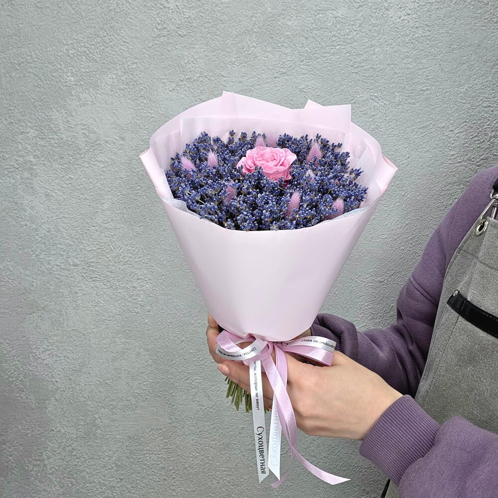 Лаванда с розовой розой