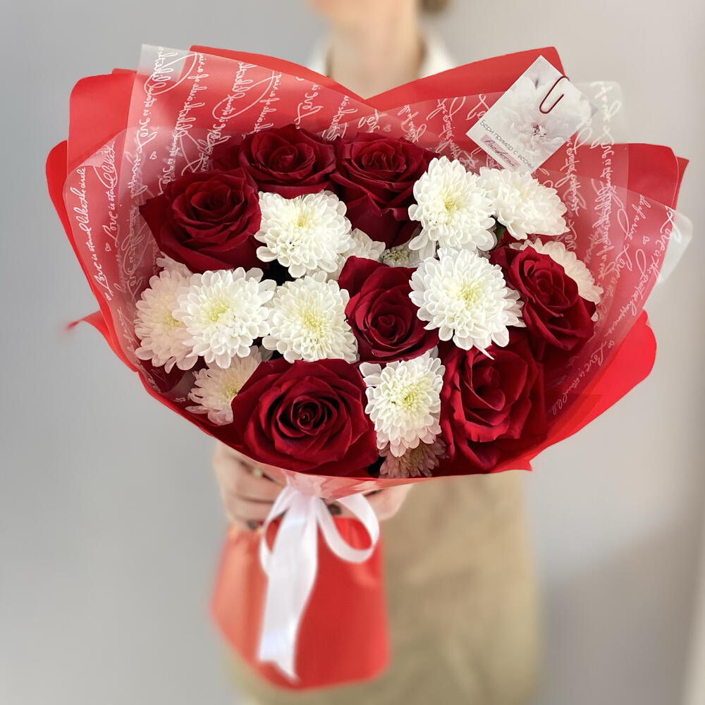 Классика♥️ всегда актуальна! Букет красных роз и белых хризантем кустовых